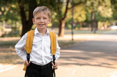 Sırt çantalı şirin bir çocuk.