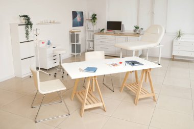 İş yeri ve kanepesi olan endokrinoloji ofisinin içi.