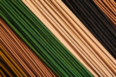 Farklı tütsü çubukları, yakın çekim.