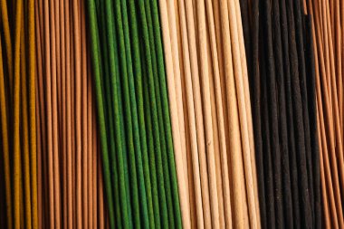 Farklı tütsü çubukları, yakın çekim.