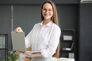 ofis içinde laptop ile genç iş kadını