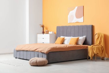 Rahat yatağı, çekmeceleri, sandalyesi ve ekoseli güzel yatak odası.