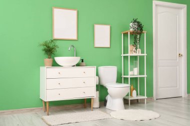 Tuvalet, lavabo ve raf ünitesi olan bir tuvalet.