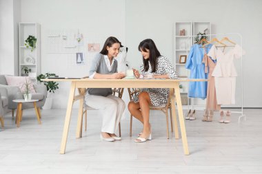 Ofiste yüzük seçen müşterisi olan kadın düğün planlamacısı.