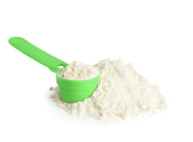 Beyaz zemin üzerinde kolajen tozu olan yeşil plastik kepçe