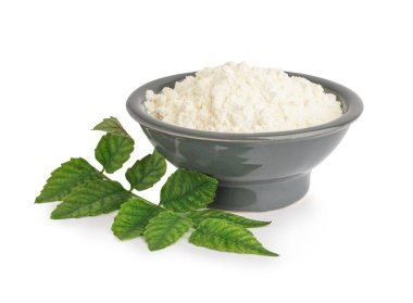 Beyaz arka planda kolajen tozu, hap ve yapraklı kase