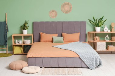 Şık bir yatak odası, yatak odası, çekmeceler ve ev bitkileri.