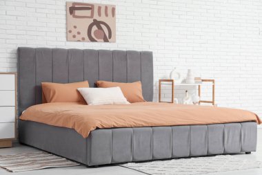 Şık bir yatak odası, yatak odası, raf ve resim.