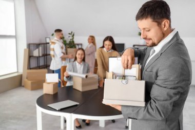 Taşınma gününde bir kutu eşyası olan bir iş adamı.