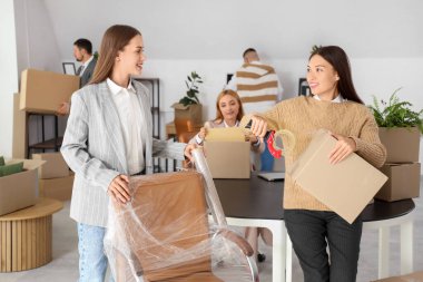 Taşınma gününde işadamları ofis eşyalarını topluyor.