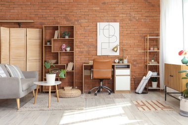 Gri kanepesi ve modern işyeri olan şık bir oturma odası. Serbest konsept