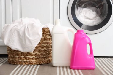 Çamaşır odasında çamaşır makinesinin yanında çamaşır sepeti ve çamaşır sepeti var.