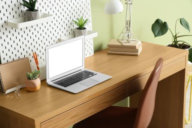 Boş dizüstü bilgisayarlı şık bir iş yeri, yakın çekim. Serbest konsept