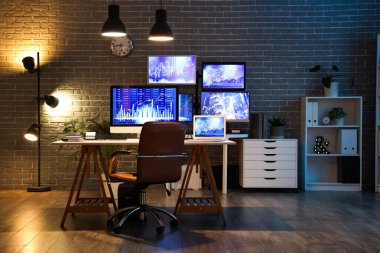 Karanlık ofisin içinde tüccarların işyeri ve geceleri parlayan lambalar.