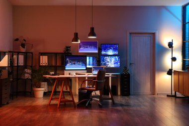 Karanlık ofisin içinde tüccarların işyeri ve geceleri parlayan lambalar.