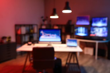 Tüccar masaları ve gece lambalarıyla karanlık ofisin bulanık görüntüsü