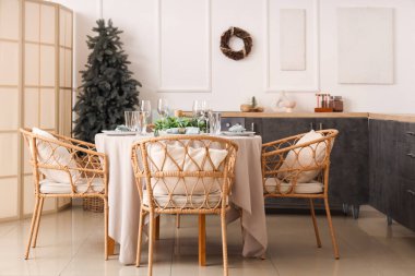 Mutfağın içinde güzel bir Noel masası.