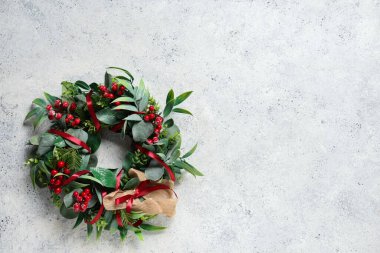 Grunge beyaz arka planda viburum ile güzel ökseotu çelengi