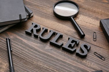 Sözcük kuralları büyüteç ve ahşap arkaplan üzerine defterler, yakın plan