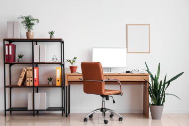 Çalışma yeri, raf ünitesi ve boş çerçeveli aydınlatma ofisinin içi