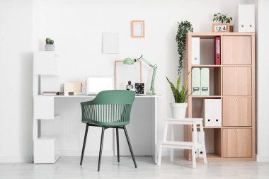 Çalışma yeri, raf ünitesi ve bitkilerle aydınlatma ofisinin içi