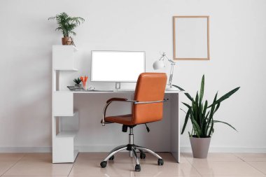 Çalışma yeri, bitkiler ve boş çerçeveli aydınlatma ofisinin içi