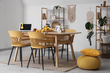 Bilgisayarı ve taze limonları olan modern yemek odasının içinde.