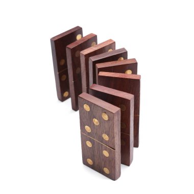 Beyaz arkaplanda tahta domino blokları