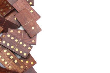 Beyaz arkaplanda birçok koyu domino blokları