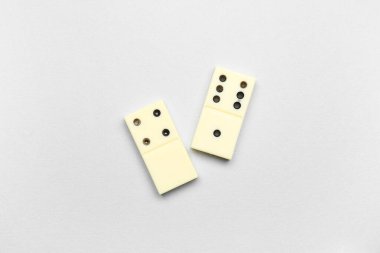 Gri arkaplanda beyaz domino blokları