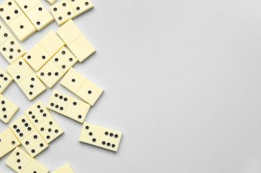 Gri arkaplanda birçok beyaz domino bloğu