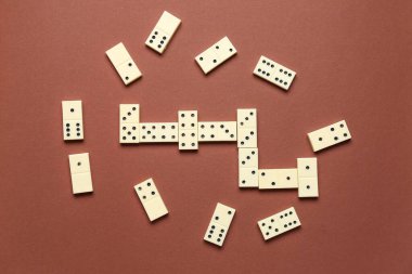 Kahverengi arkaplanda birçok beyaz domino bloğu