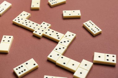 Kahverengi arkaplanda birçok beyaz domino bloğu