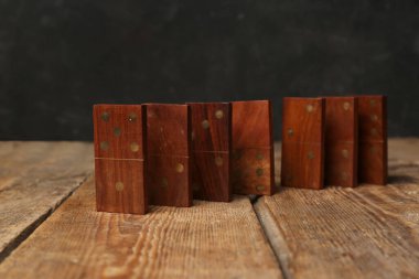 Tahta masadaki Domino blokları