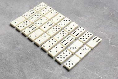 Gri grunge arka planında birçok beyaz domino bloğu