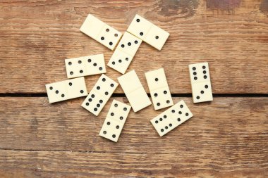 Tahta zeminde beyaz domino blokları