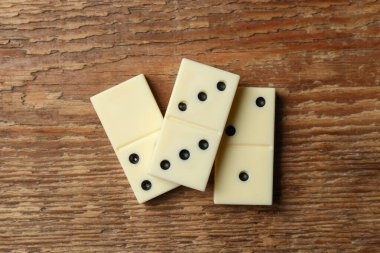 Tahta zeminde beyaz domino blokları