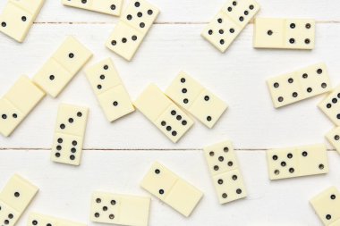 Beyaz tahta arka planda birçok domino bloğu