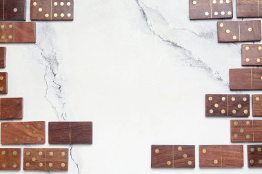 Tahta domino blokları mermer zeminde