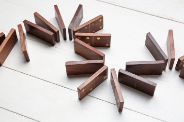 Beyaz tahta arka planda birçok domino bloğu
