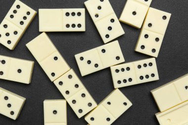 Siyah arkaplanda beyaz domino blokları