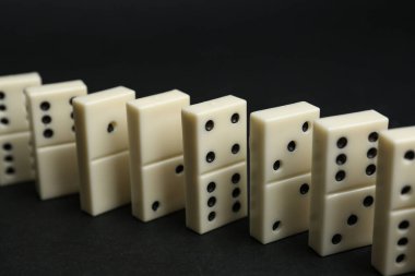 Siyah arkaplanda beyaz domino blokları