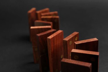 Tahta domino blokları siyah zigzag şeklinde.