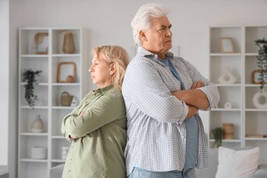 Evde üzgün bir çift var. Boşanma kavramı