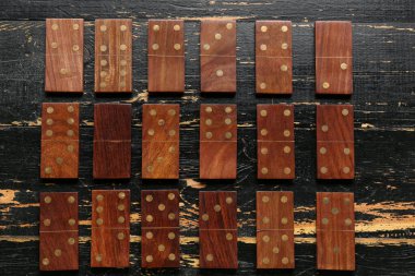 Siyah ahşap zemin üzerindeki domino bloklarının dokusu