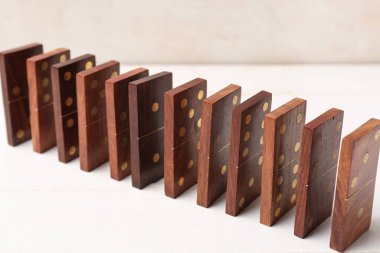 Beyaz tahta masada bir sürü domino taşı var.