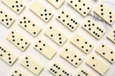 Beyaz arkaplandaki domino bloklarının dokusu