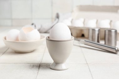 Beyaz fayanslı çiğ tavuk yumurtası.