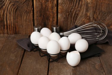 Ahşap arka planda çiğ tavuk yumurtası.