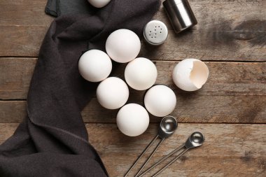 Ahşap arka planda çiğ tavuk yumurtası.